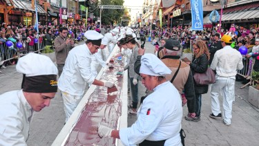 Cada año los maestros chocolateros de Bariloche se superan y elaboran la barra de chocolate más larga del mundo. Archivo