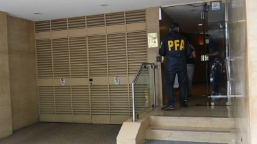 El allanamiento al departamento de la mujer. (Télam)
