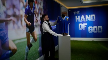 La camiseta fue usada por Maradona en el partido en el que anotó la "Mano de Dios" y el "Gol del siglo". Foto: AP 