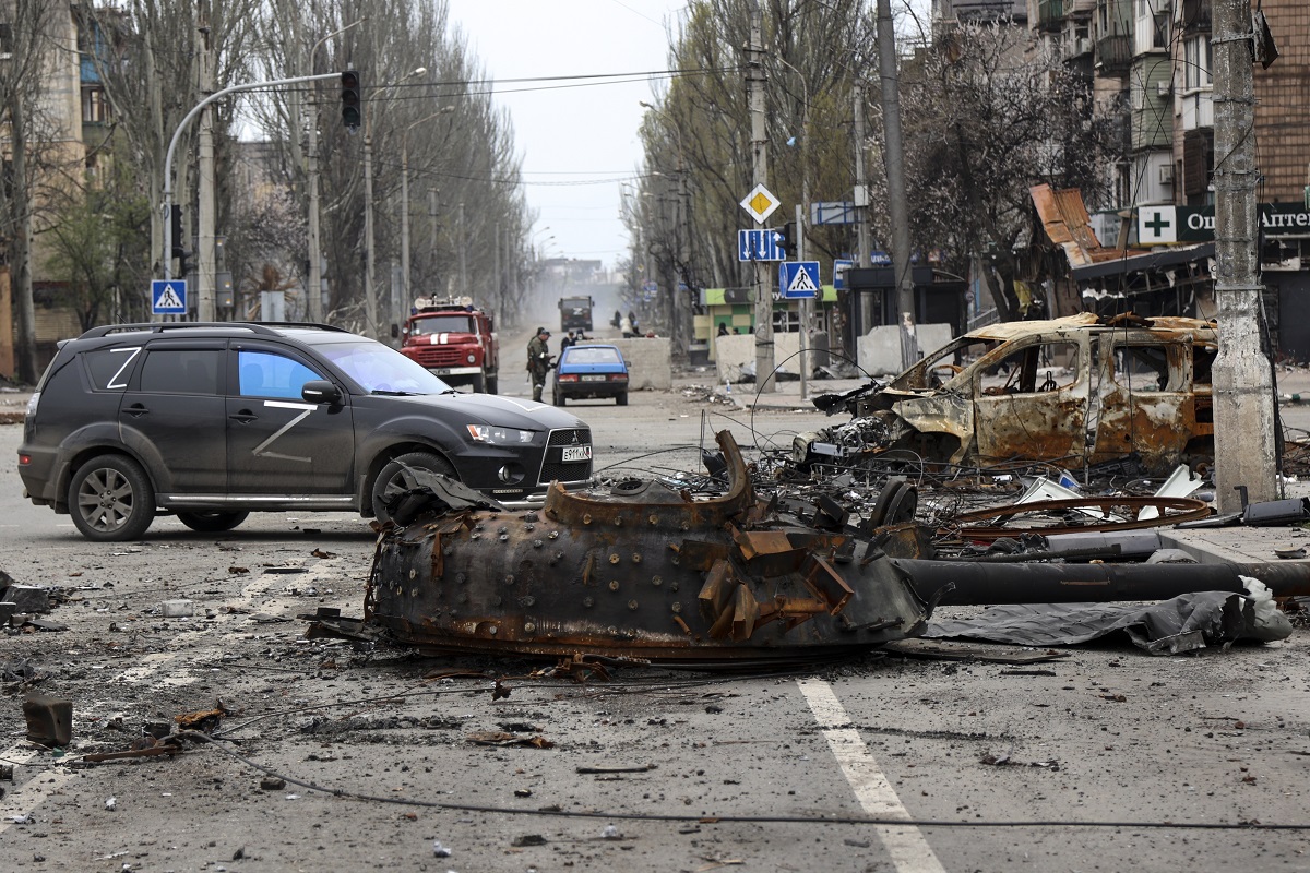 Calculan que quedan más de 100 mil civiles en la ciudad de Mariupol. Foto: AP 
