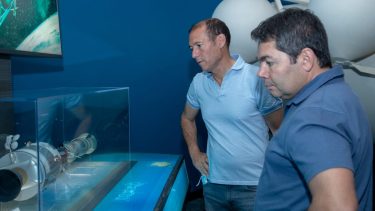 La foto de la visita al centro espacial que difundió ayer el gobierno neuquino. Foto: gentileza.