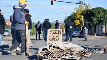 Los vecinos fueron convocados a una reunión con funcionarios, por lo que levantaron el corte. (Foto Matías Subat).-