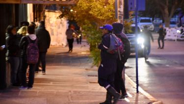 Autobuses Neuquén no pudo llevar a cabo el servicio y usuarios manifestaron su enojo.