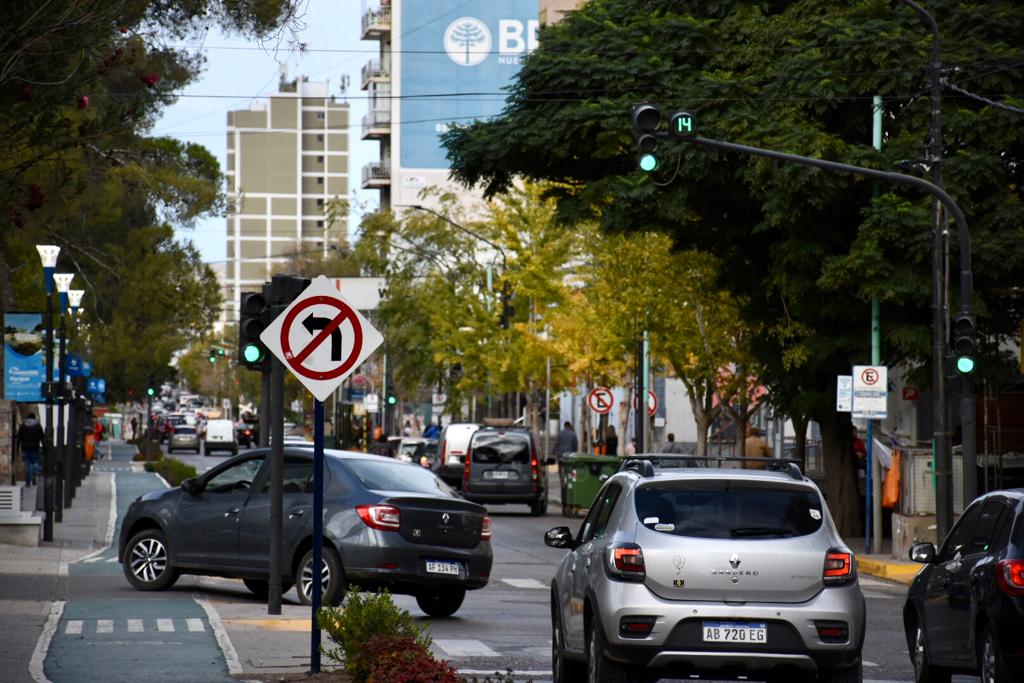 Está prohibido el giro a la izquierda en la Avenida Argentina entre las vías y Belgrano de Neuquén (foto Matías Subat)