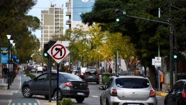 Está prohibido el giro a la izquierda en la Avenida Argentina entre las vías y Belgrano de Neuquén (foto Matías Subat)