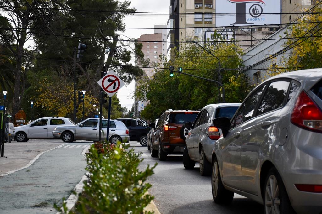 Los carteles de prohibición de giro a la izquierda no se respetan (foto Matías Subat)