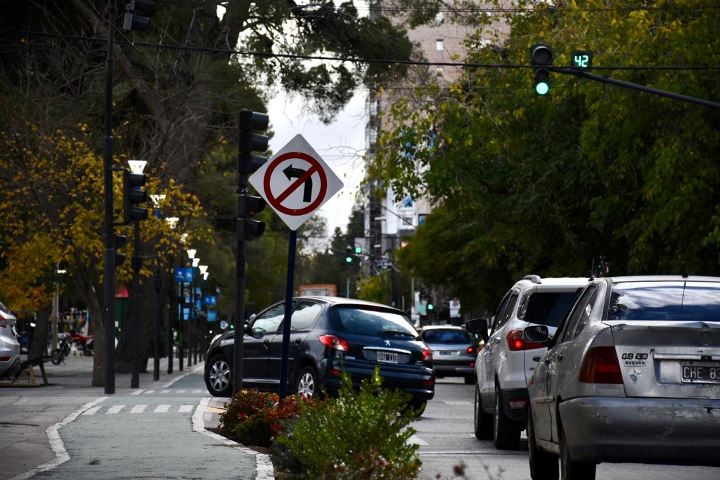 Aunque está prohibido, es permanente el giro a la izquierda en la Avenida Argentina entre las vías y la municipalidad de Neuquén (foto Matías Subat)