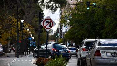 Aunque está prohibido, es permanente el giro a la izquierda en la Avenida Argentina entre las vías y la municipalidad de Neuquén (foto Matías Subat)
