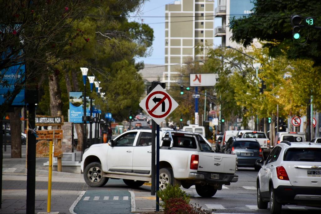 Aunque está prohibido, es permanente el giro a la izquierda en la Avenida Argentina entre las vías y la municipalidad de Neuquén (foto Matías Subat)