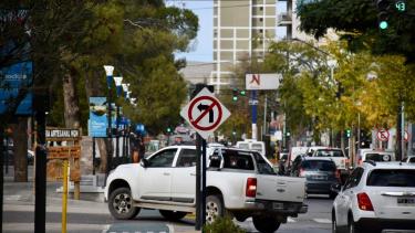 Aunque está prohibido, es permanente el giro a la izquierda en la Avenida Argentina entre las vías y la municipalidad de Neuquén (foto Matías Subat)