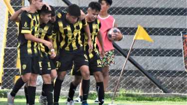 Festejo de Pacífico en la tarde del sábado. El Deca derrotó a Petrolero en la fecha 17 de Lifune. Fotos: Yamil Regules. 