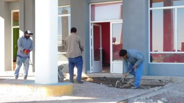 Operarios municipales realizan distintos trabajos de recambio de piso y remodelación del edificio. Foto: gentileza. 