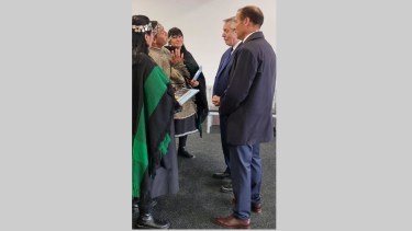 Cherqui dialoga con Fernández en el Aeropuerto de Neuquén. Foto: Gentileza