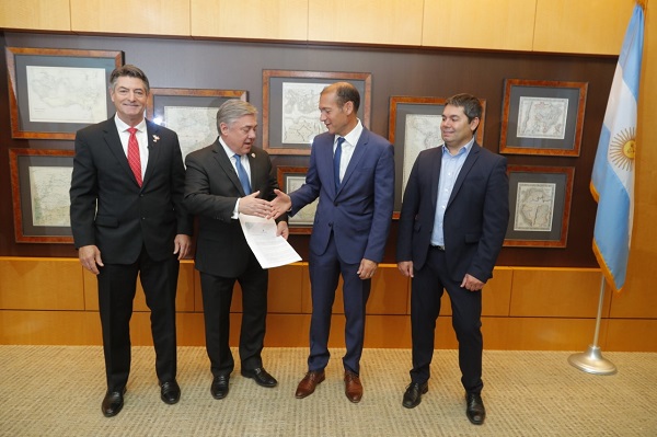 El gobernador Omar Gutiérrez firmó con autoridades de Chevron la concesión no convencional del área El Trapial (Neuquén Informa)
