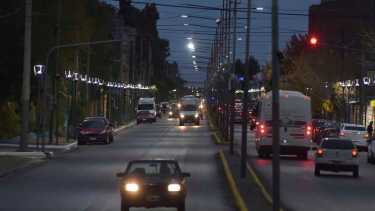 Avenida San Martín -ruta 22- en Plaza Huincul. (Foto: archivo Fernando Ranni)