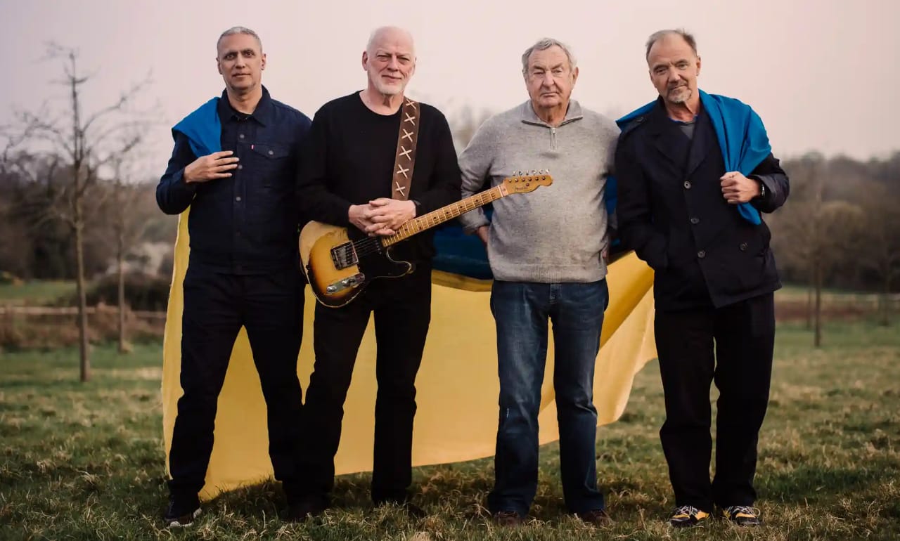 Gilmour, quien tocó con BoomBox en Londres en 2015, dijo que el video fue "un momento poderoso que me hizo querer ponerle música". 