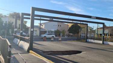 El puente que comunica las calles Santa Cruz con 9 de Julio cedió y está cerrada al tránsito (Foto: Andrea Vázquez)