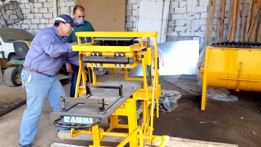 El equipo ya está en el corralón municipal para la fabricación de bloques. Foto Néstor Salas
