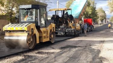 Operarios y maquinarias de Equimac trabajan en la calle Julio A. Roca. Foto: gentileza. 