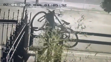 Viedma: robó una bicicleta y todo fue grabado por una cámara de seguridad. 
