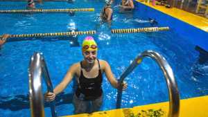 La historia de Azul, la nadadora adaptada de Roca que sueña con ser guardavidas