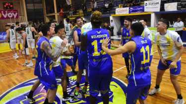 Los jugadores de Progre festejaron el primer objetivo en el cierre de la temporada regular y ahora van por más. Fotos: Andrés Maripe. 