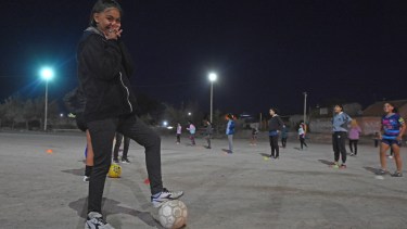 Las chicas se divierten en el entrenamiento de Noroeste. Fotos Andrés Maripe.