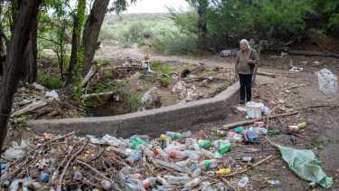 Vecinos de barrio Malvinas de Roca, denuncian contaminación sobre los canales de riego