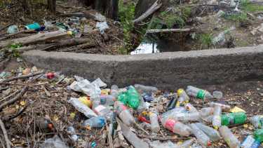 Muchos de los residuos domésticos que están dispersos sobre la superficie, van a parar a los canales secundarios de las zonas productivas. Fotos Juan Thomes