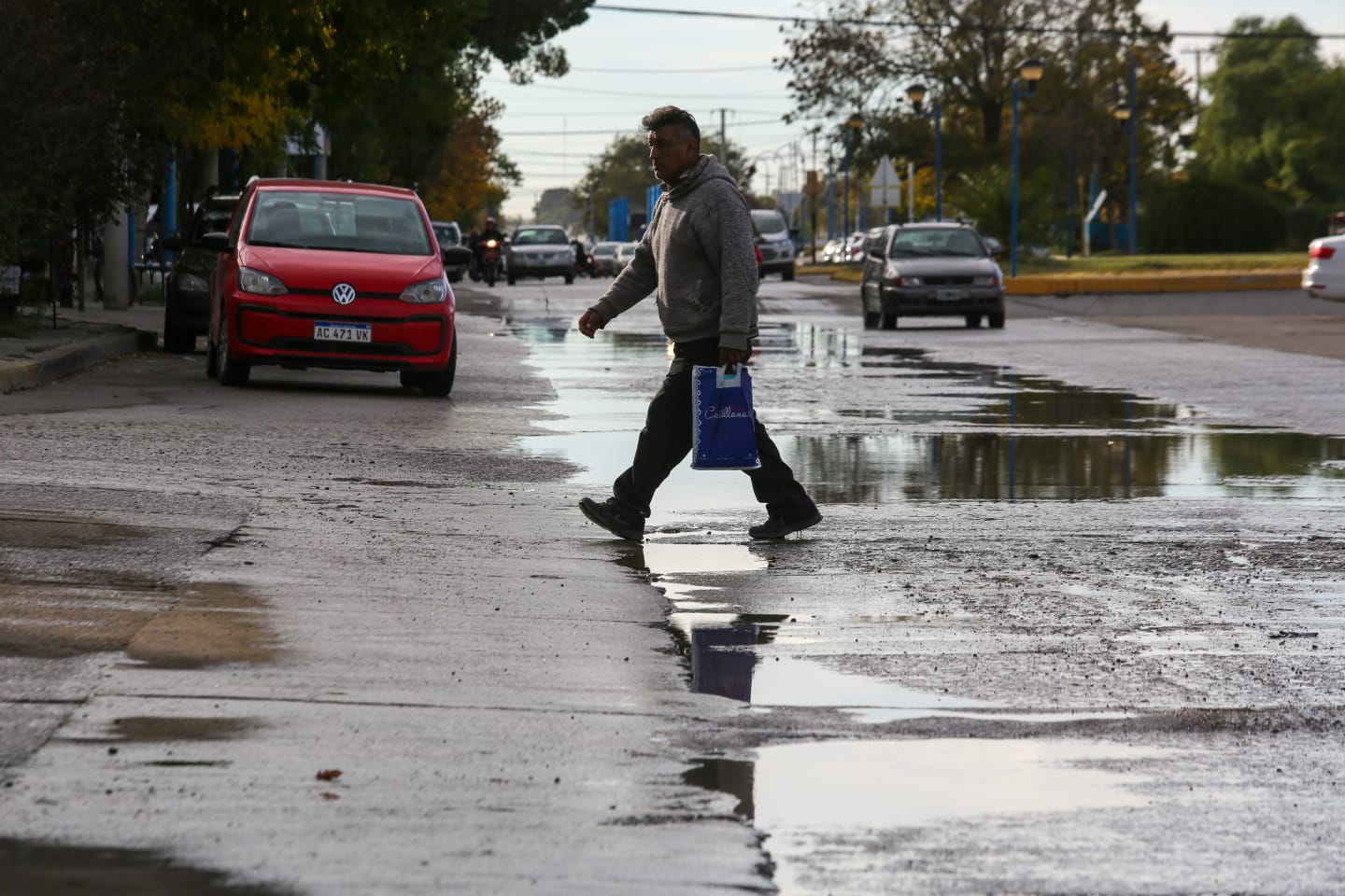 Las perdidas y desbordes cloacales en calle 9 de Julio son una constante y ocasionan malestar. Foto Juan Thomes.