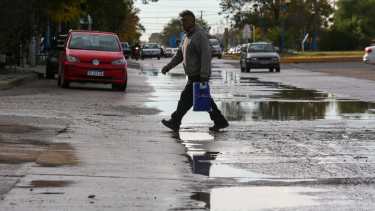 Las perdidas y desbordes cloacales en calle 9 de Julio son una constante y ocasionan malestar. Foto Juan Thomes.