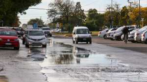 El olor y los desbordes cloacales otra vez generan mal humor entre los vecinos de la zona céntrica de Roca