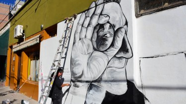 El artista Chelo Candia comenzó a pintar a principios de abril. Foto Andrés Maripe