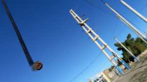 Dos delincuentes fueron detenidos por intentar robar cables en Roca