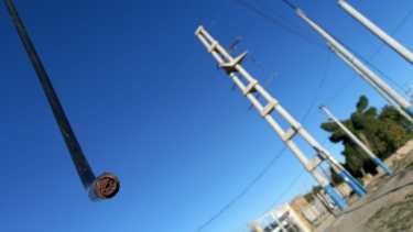 Los cables que intentaron robar los delincuentes se encontraban sobre calle Del Libertador y Río Negro, en Roca. Foto Gentileza.

