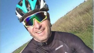 Asesinaron a un ciclista delante de su esposa en un camino rural