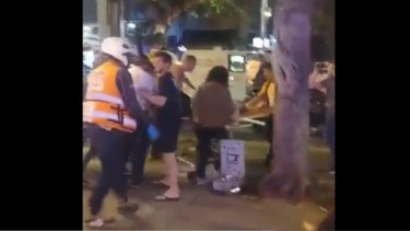 El dramático traslado de los heridos tras el ataque a tiros. 