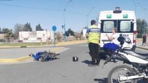 Un motociclista terminó en el hospital al ser embestido por un vehículo en Roca