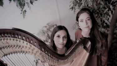 María Suárez y Mara Diniello interpretarán piezas de su primer disco, “Animales de poder”, para arpa solista, con recitado en vivo. 