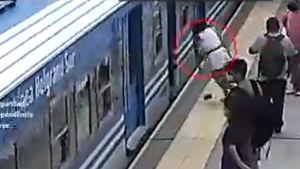 Impactante video: una mujer cayó debajo del tren y sobrevivió