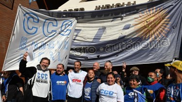 La marcha se desarrolló en la capital provincial y hubo reclamos frente a la Justicia. Foto : Marcelo Ochoa