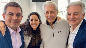 Vargas Llosa recibió el alta luego de permanecer internado por coronavirus