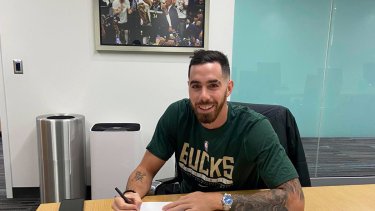 El argentino firmó este miércoles su contrato con la franquicia de Milwaukee.