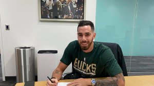 Luca Vildoza firmó su contrato y ya es jugador de los Milwaukee Bucks de la NBA