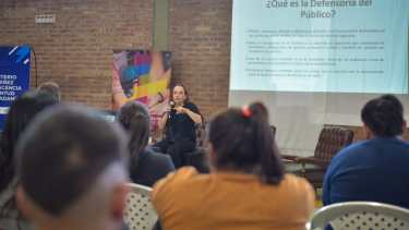 Miriam Lewin (defensora del Público) en el encuentro de jóvenes comunicadores de Aluminé (gentileza)
