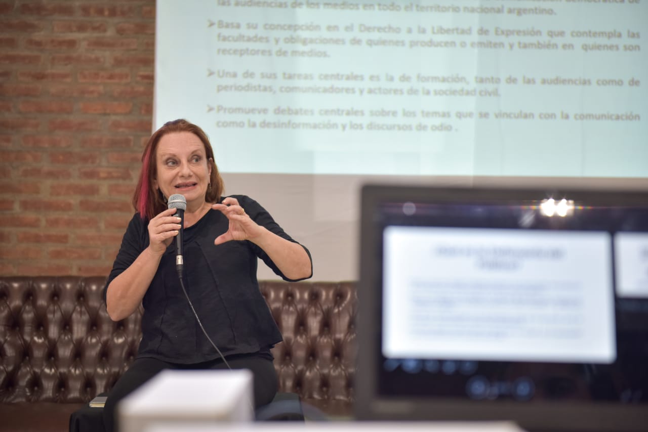 La Defensora del Público Miriam Lewin  en el encuentro de comunicadores y comunicadoras que se realizó en Aluminé (foto gentileza)