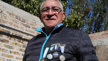 Luis Muñoz es un roquense que combatió en las Islas Malvinas en 1982. Fue uno de los artilleros de la Fuerza Aérea que protegió la pista “Puerto Argentino”. Foto Juan Thomes