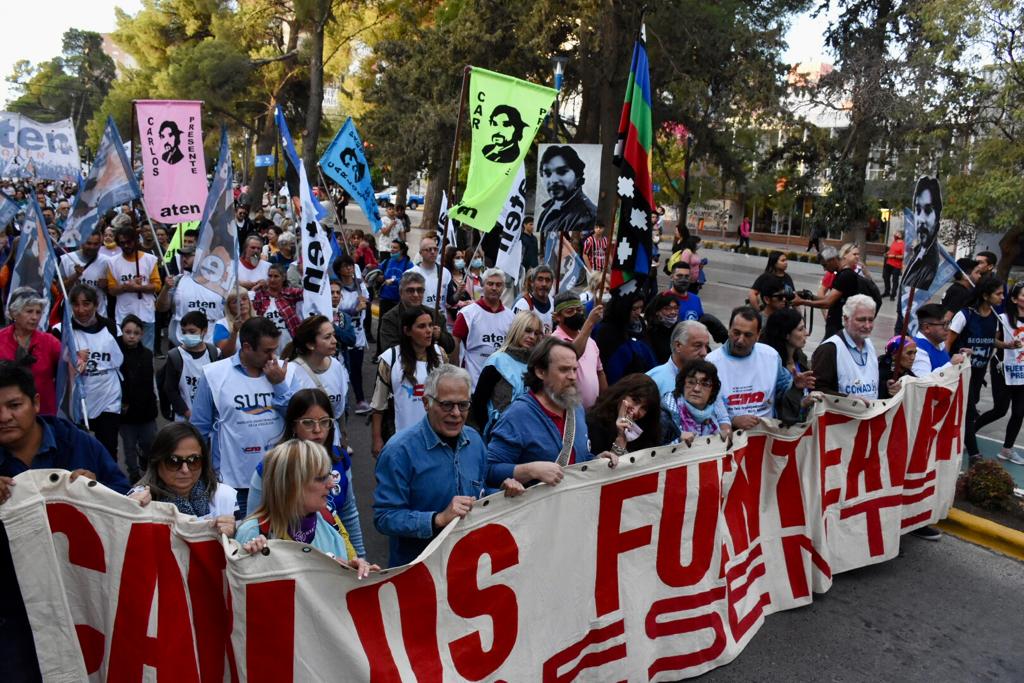 La marcha se desplaza por la avenida Argentina. (Foto: Mati Subat)