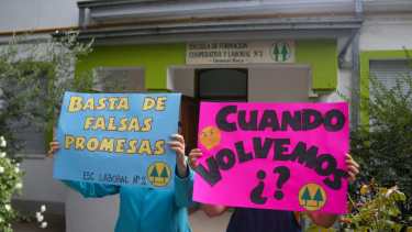 La convocatoria que lanzó el gremio Unter tuvo como punto de encuentro la Escuela Laboral 2, en el centro de Roca. Foto Juan Thomes.