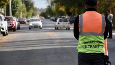 Saturnino Torres tiene una vereda en el barrio Belgrano y la otra en barrio Confluencia. Quedó asfaltada hasta el río (foto Matías Subat)